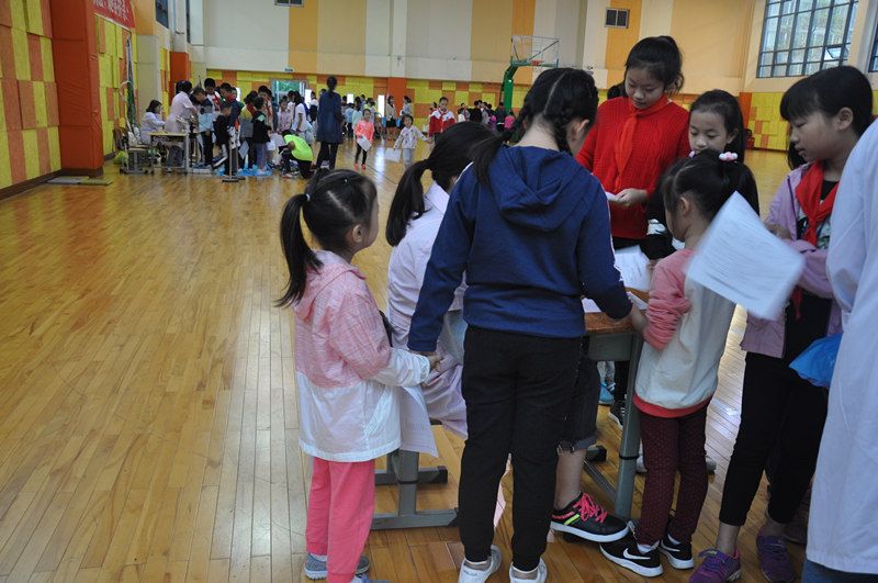 新光小学开展体检活动 确保学生健康(图2)
