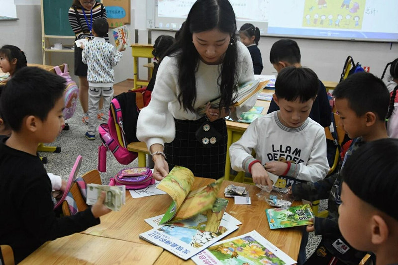 成都墨池书院小学读书·观影庆国庆(图1)