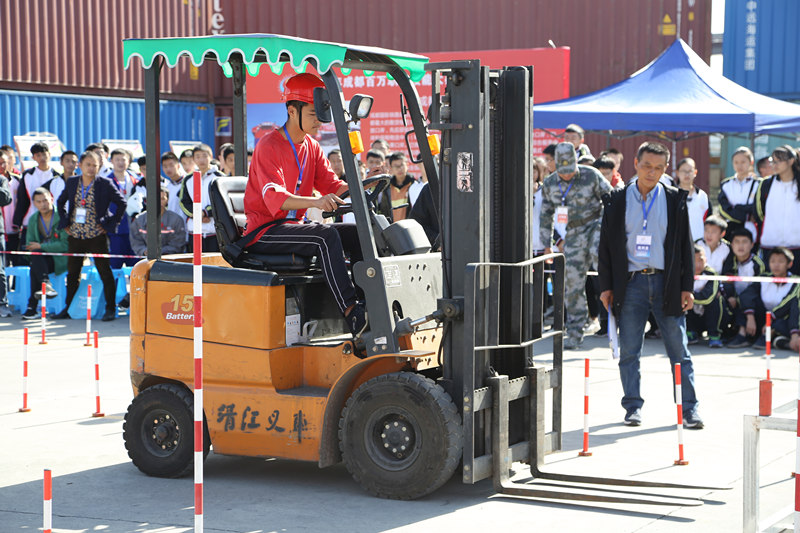 成都职工技能大赛叉车工比赛在国际铁路港举行(图2)