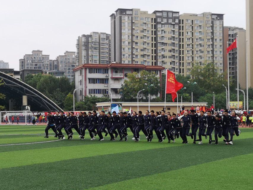 川化中学在青白江区运动会上摘金夺银(图2)