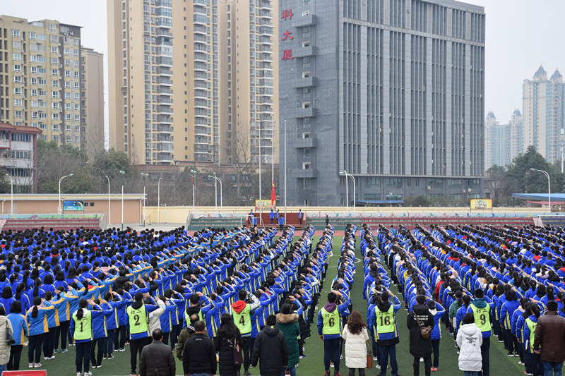 大弯中学开学典礼 校长分享人生故事(图3)