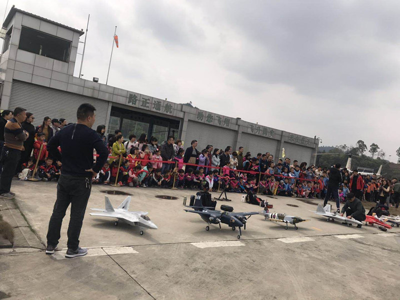 做“神勇飞行员” 新光小学开展航空亲子活动(图2)