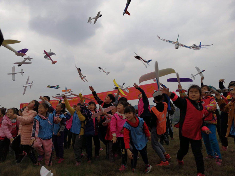 做“神勇飞行员” 新光小学开展航空亲子活动(图1)