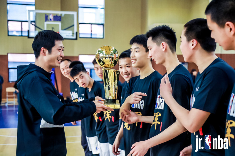 一直这么霸气！玉林中学以全胜战绩 再捧全国校园篮球赛(四川赛区)金杯(图2)