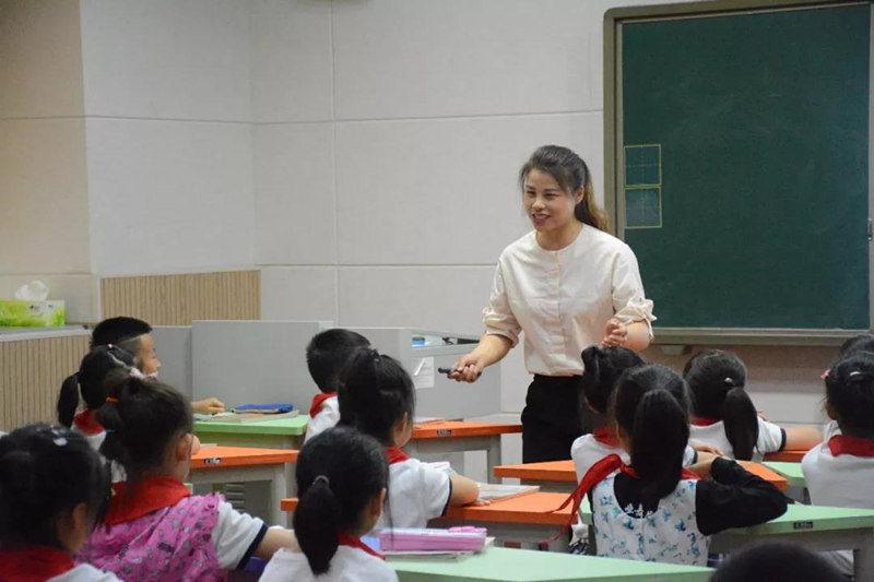 墨池书院小学牵手郑州教育同行 开展学科实训(图1)