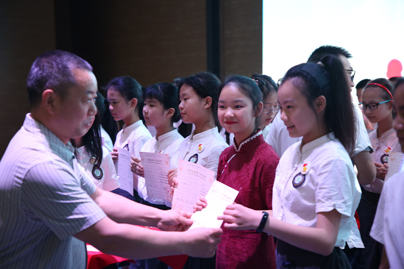抱抱老师 和母校告别 新光小学毕业典礼暖人心(图4)