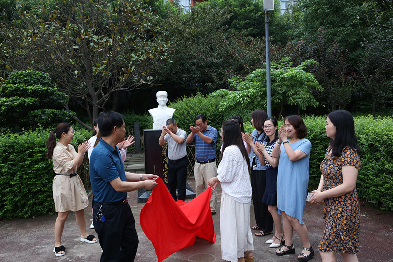 抱抱老师 和母校告别 新光小学毕业典礼暖人心(图1)