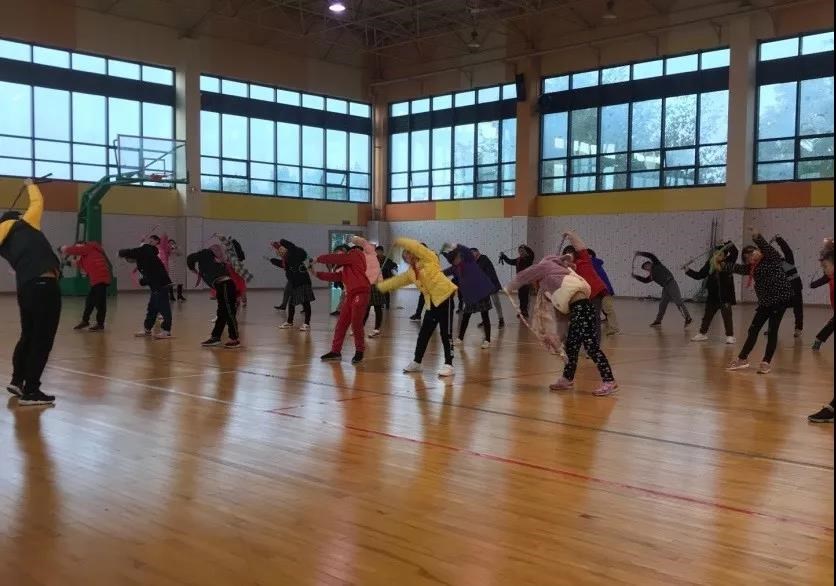 跳起来更快乐 新光小学开展体育课例研究(图1)