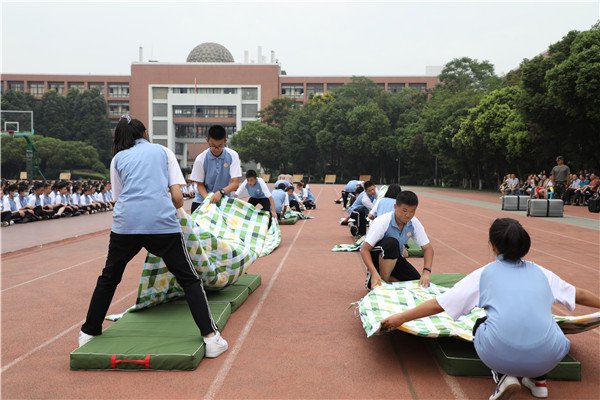 双中实验新生训练闭营仪式 孩子们手语操感谢教官(图4)