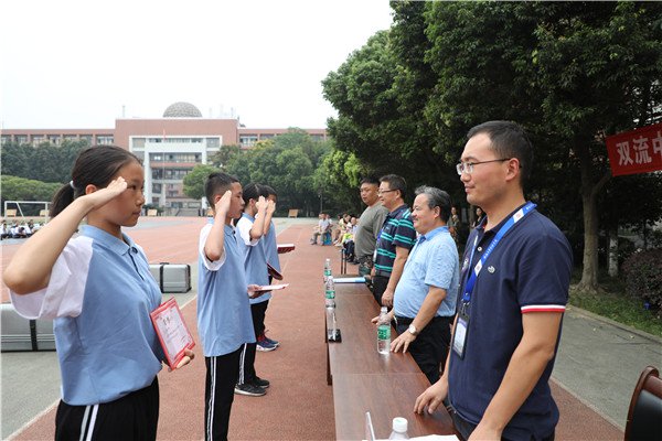 双中实验新生训练闭营仪式 孩子们手语操感谢教官(图5)